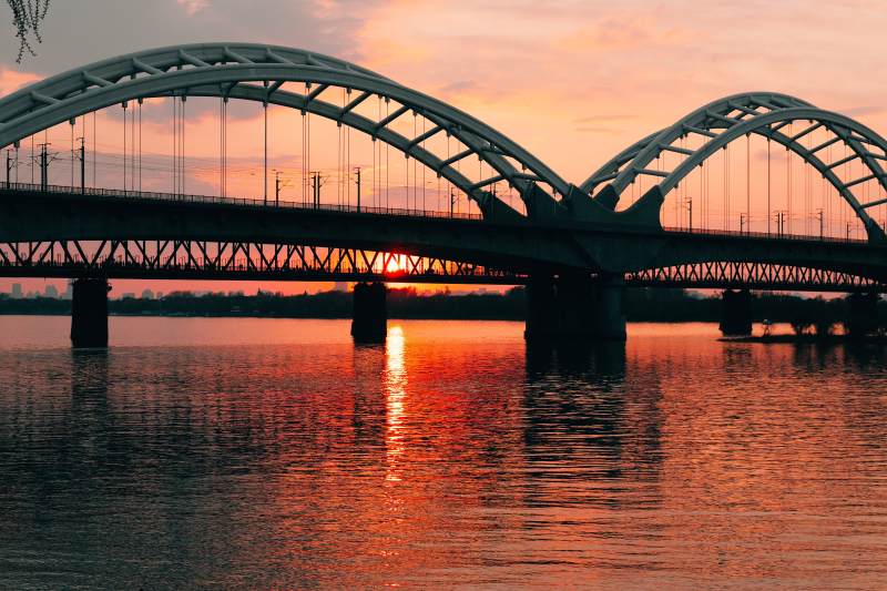 夕阳下的哈尔滨铁路大桥图片
