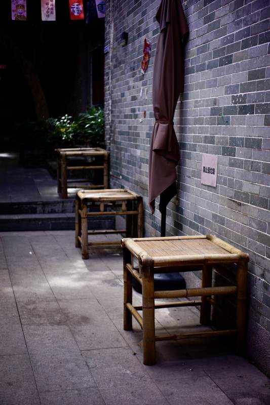 竹椅墙边静谧时光图片