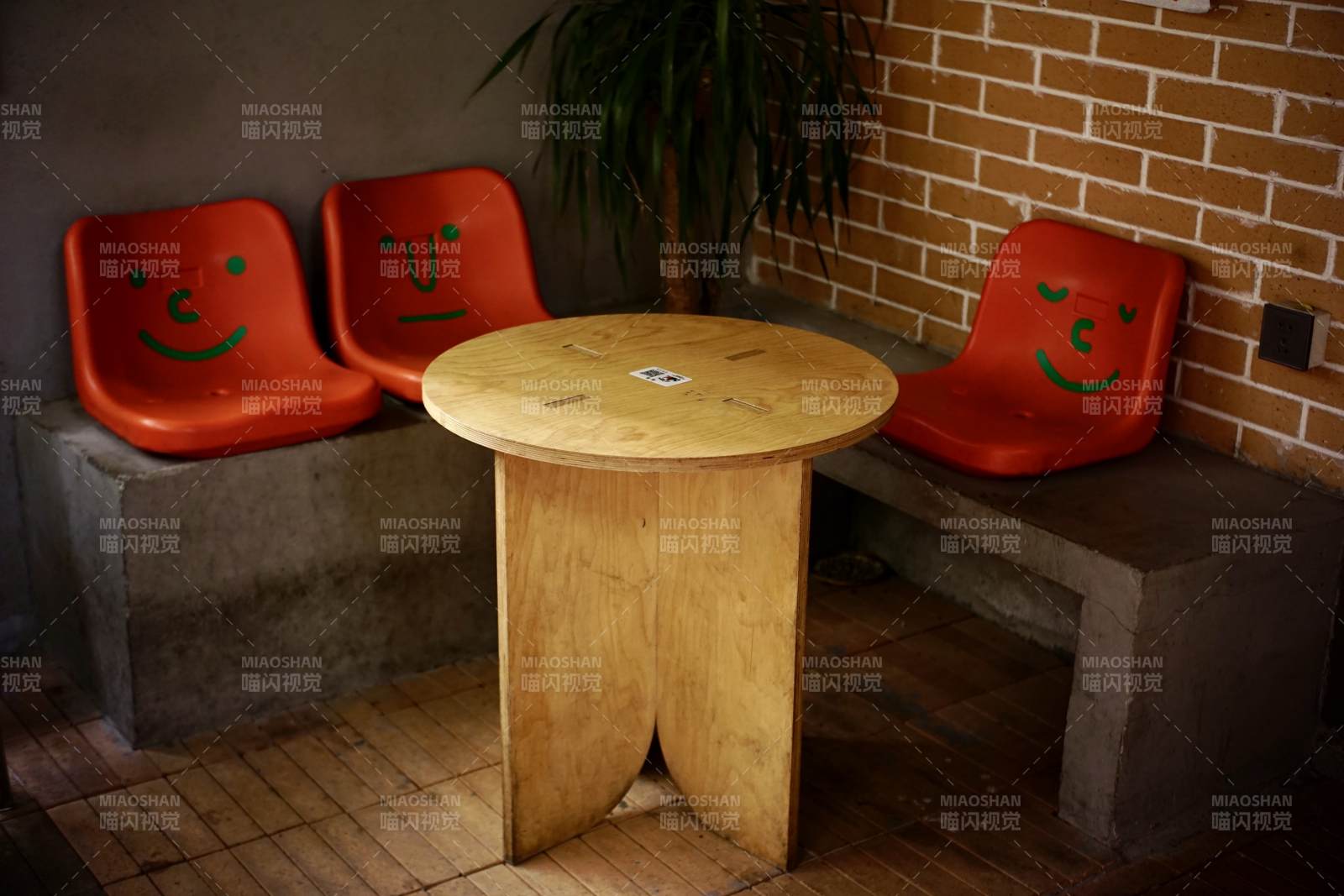 笑脸座椅与圆桌的温馨角落图片