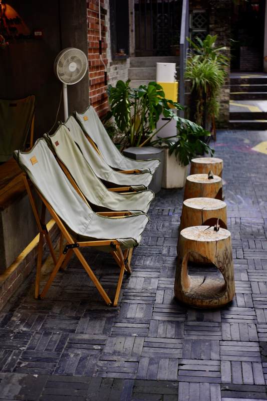 庭院休闲区 躺椅与树墩图片