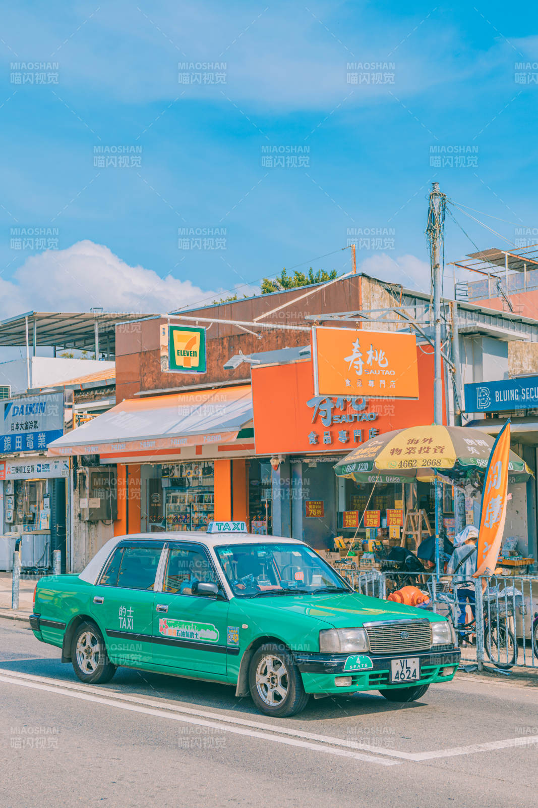 街角的绿色出租车图片