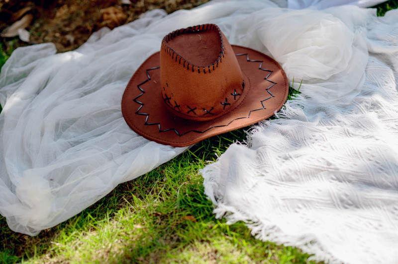 草地上复古牛仔帽图片