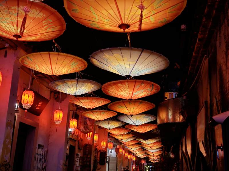 深圳甘坑古镇-油纸伞灯街道夜景仰拍视角图片