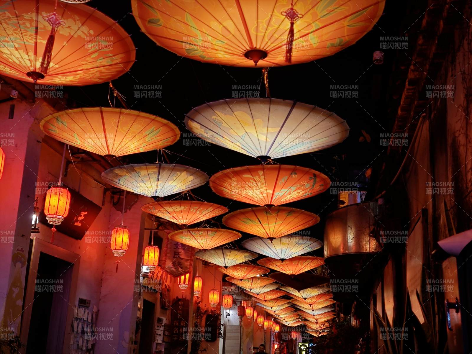 深圳甘坑古镇-油纸伞灯街道夜景仰拍视角图片