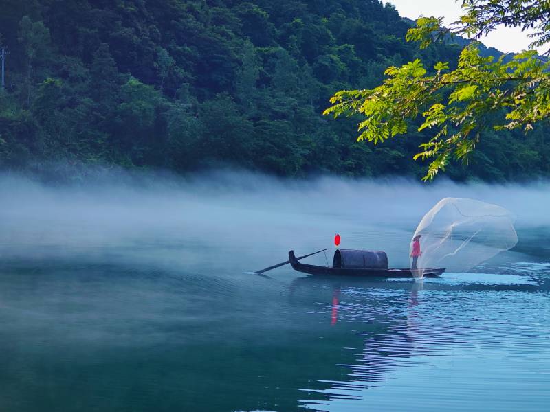 雾中泛舟 静谧山水间-雾漫小东江晨间图片