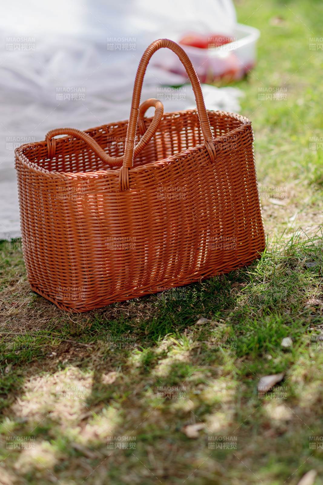 草地上编织篮子的静谧时光图片