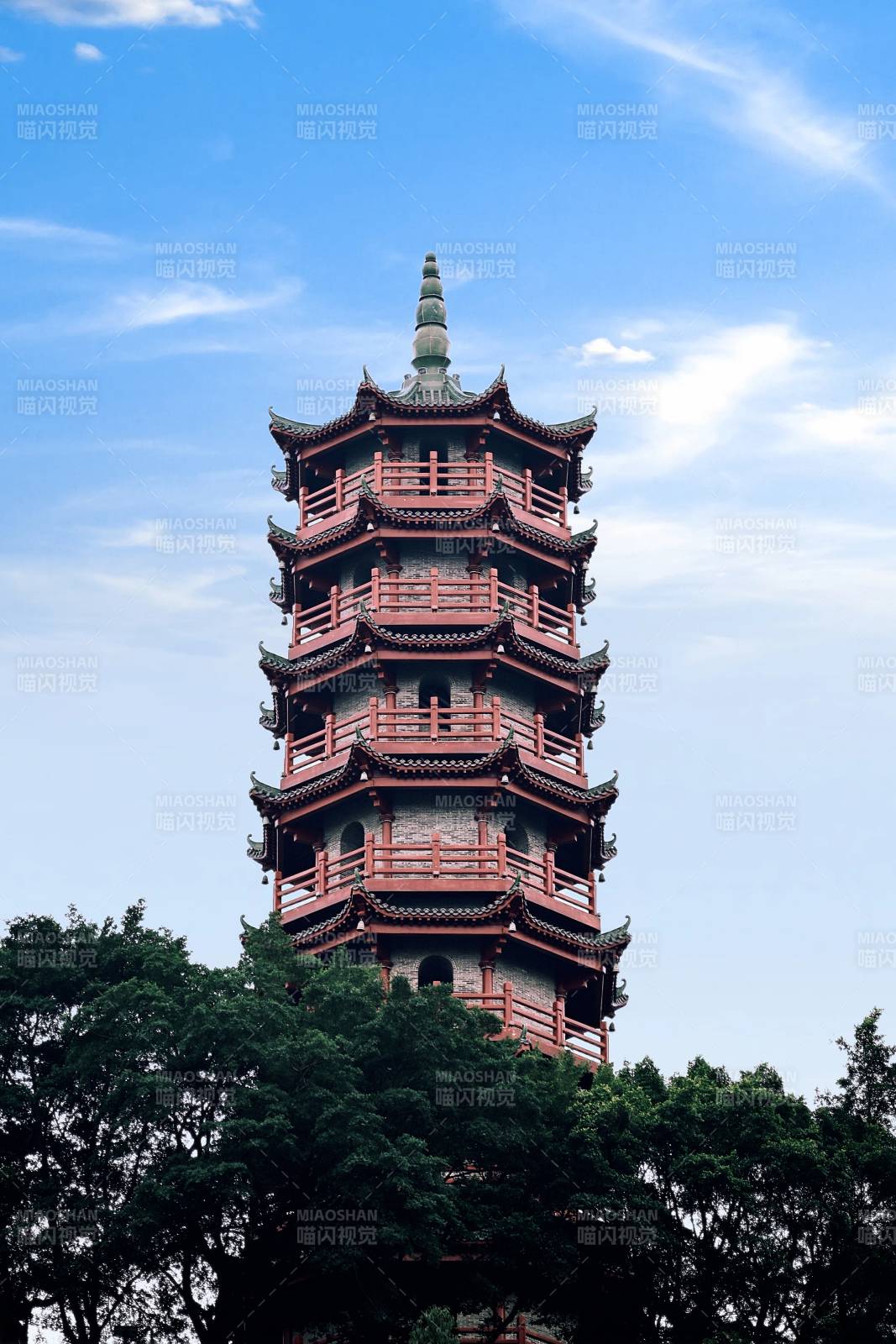 高耸入云的古塔图片