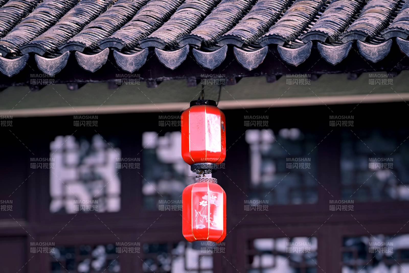 古建筑下的红色灯笼图片