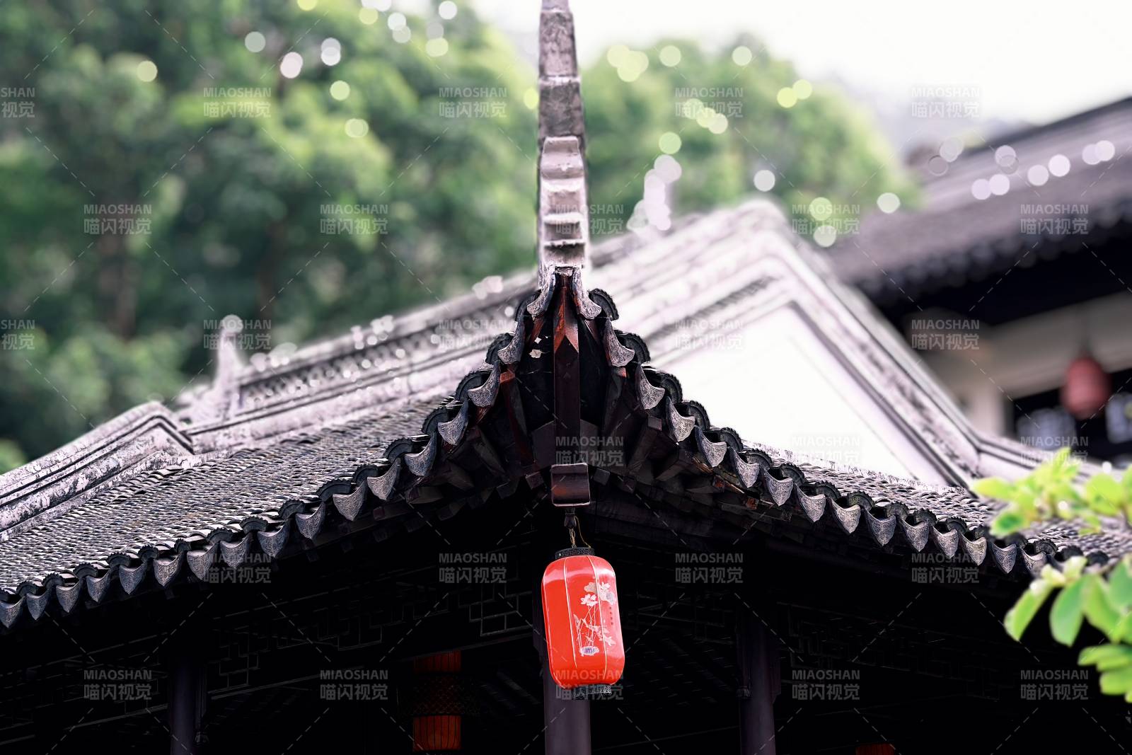 古建筑屋檐下的红灯笼图片