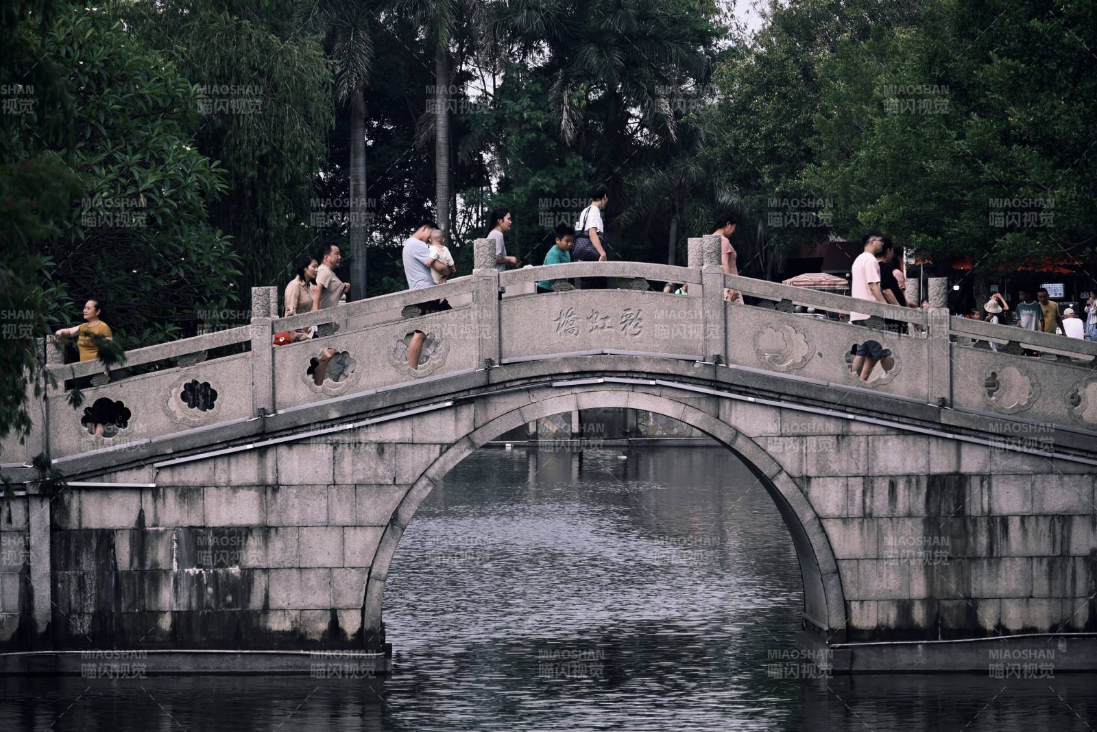 石桥流水 悠闲行人图片