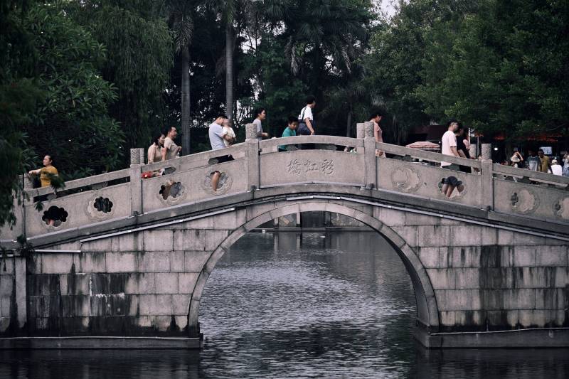 石桥流水 悠闲行人图片