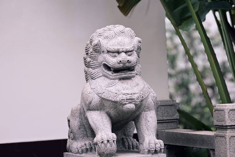 石雕狮子 守护庭院图片