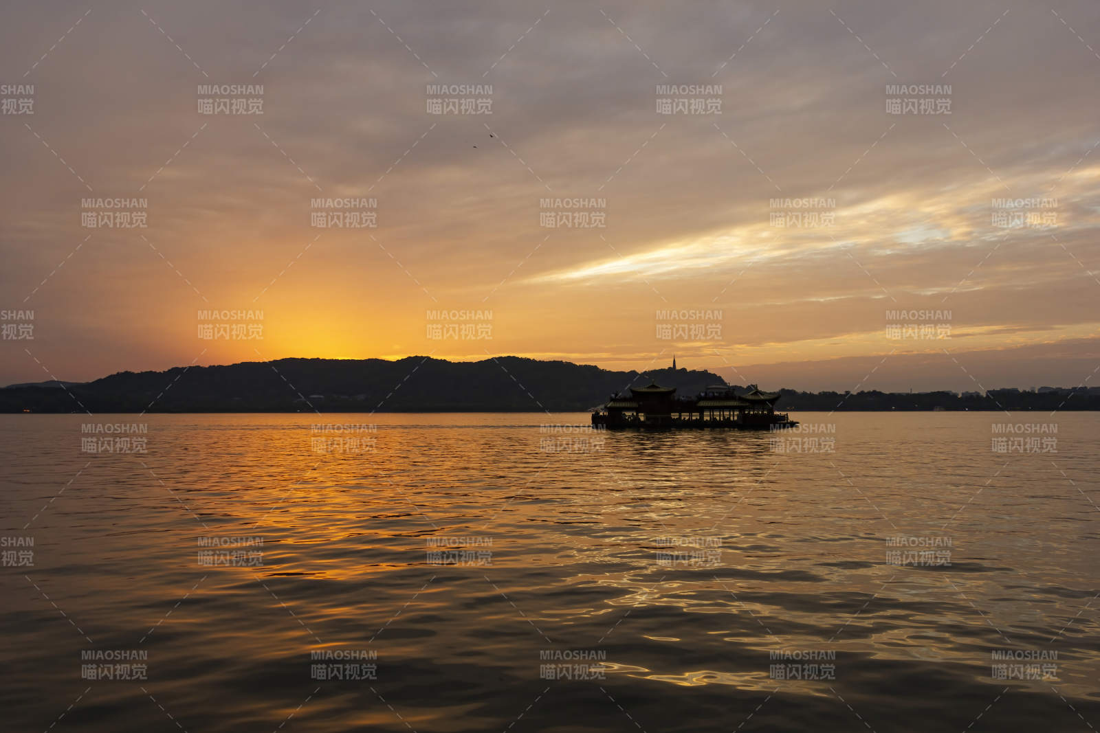 湖上夕阳 静谧之美图片