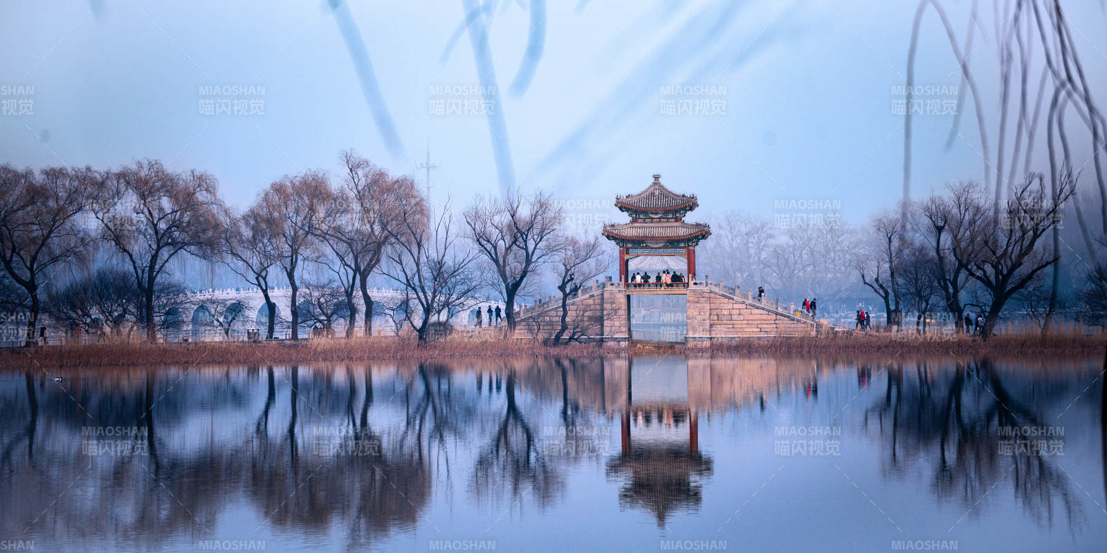 湖畔古亭映水蓝图片