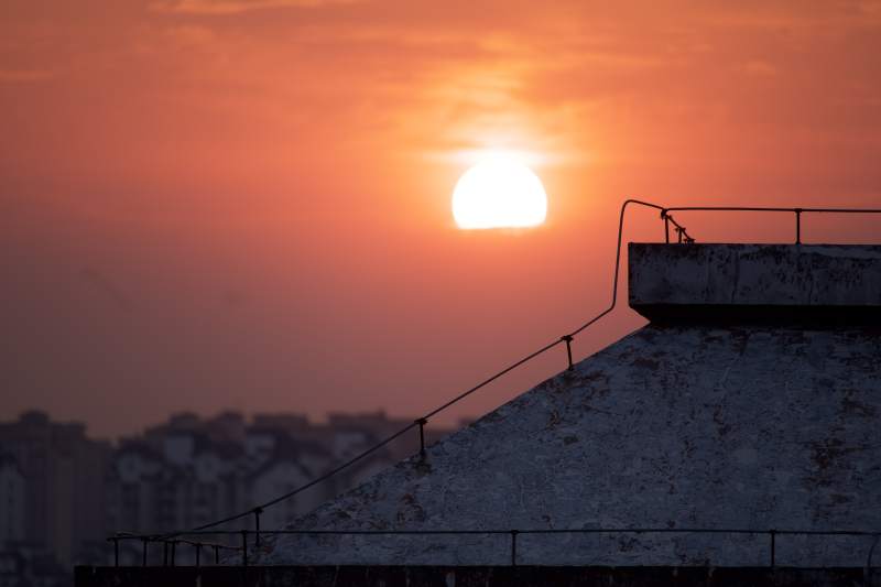 夕阳下的城市剪影图片