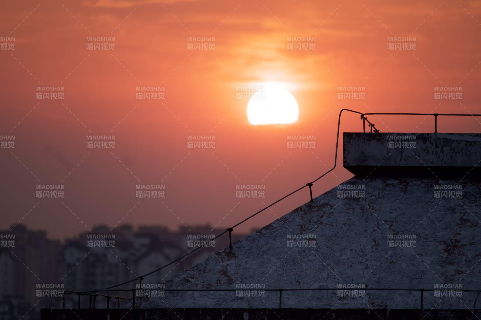 夕阳下的城市剪影图片