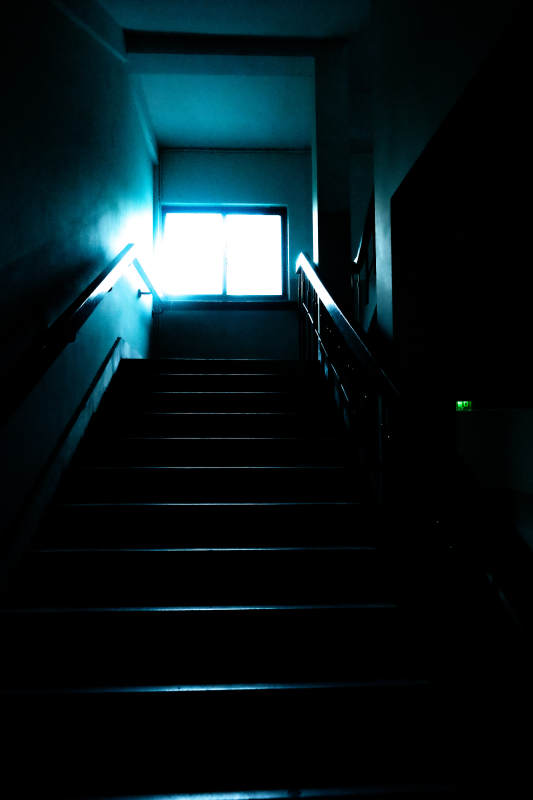 幽暗楼梯尽头的光亮图片