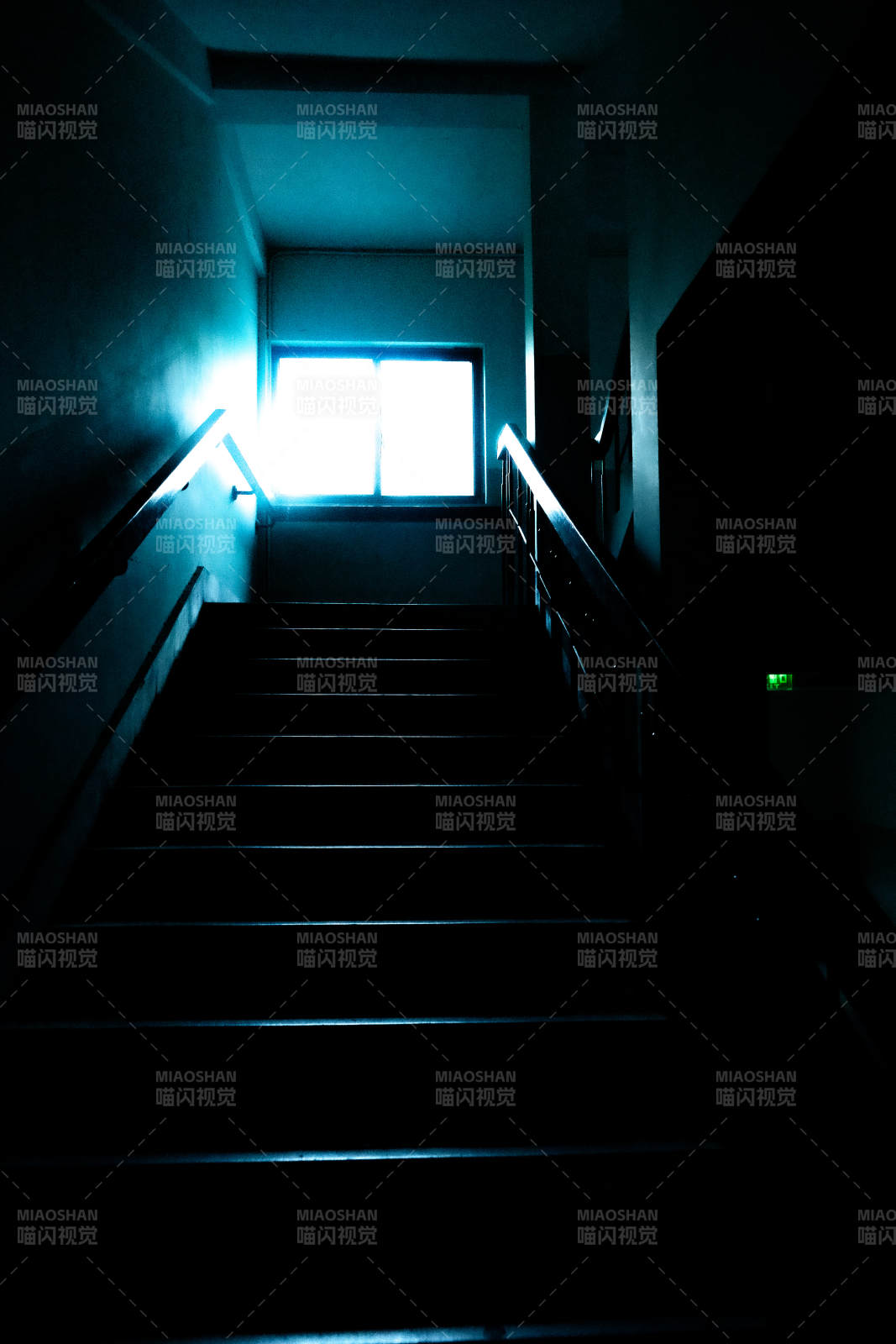 幽暗楼梯尽头的光亮图片