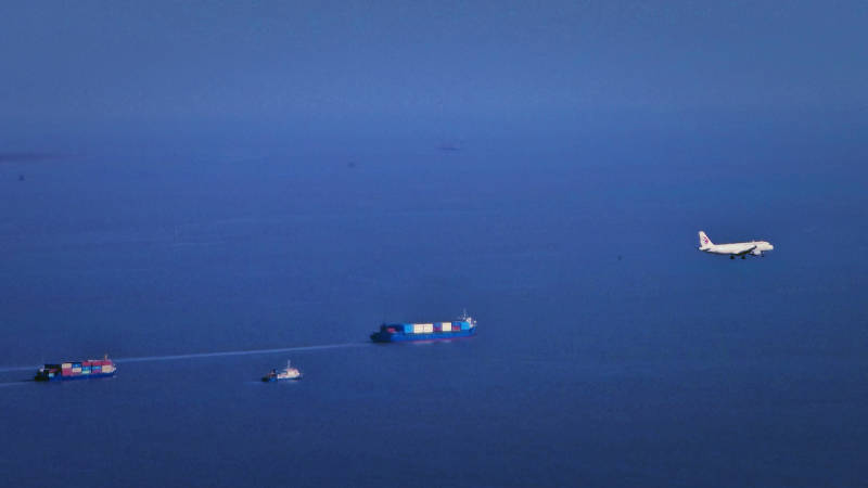 海上航行与空中飞行图片
