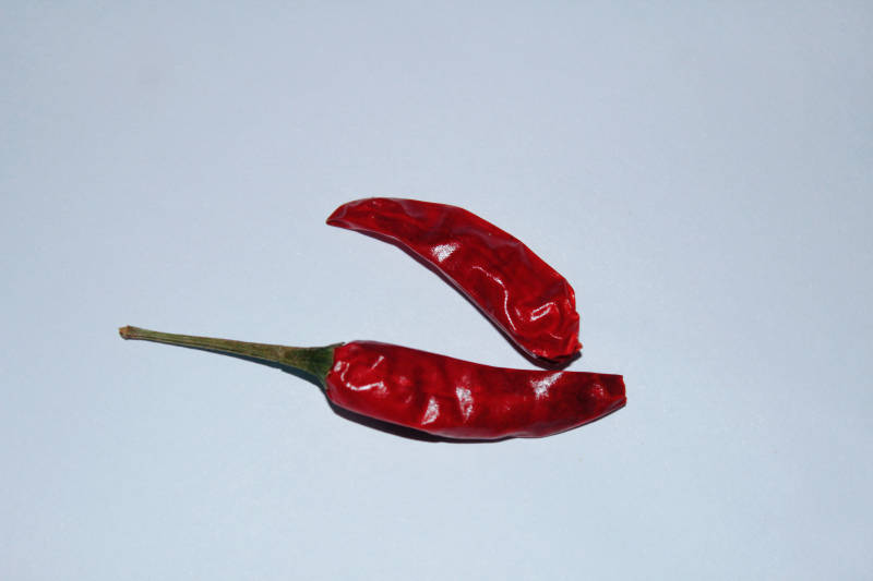 两颗红色干辣椒图片