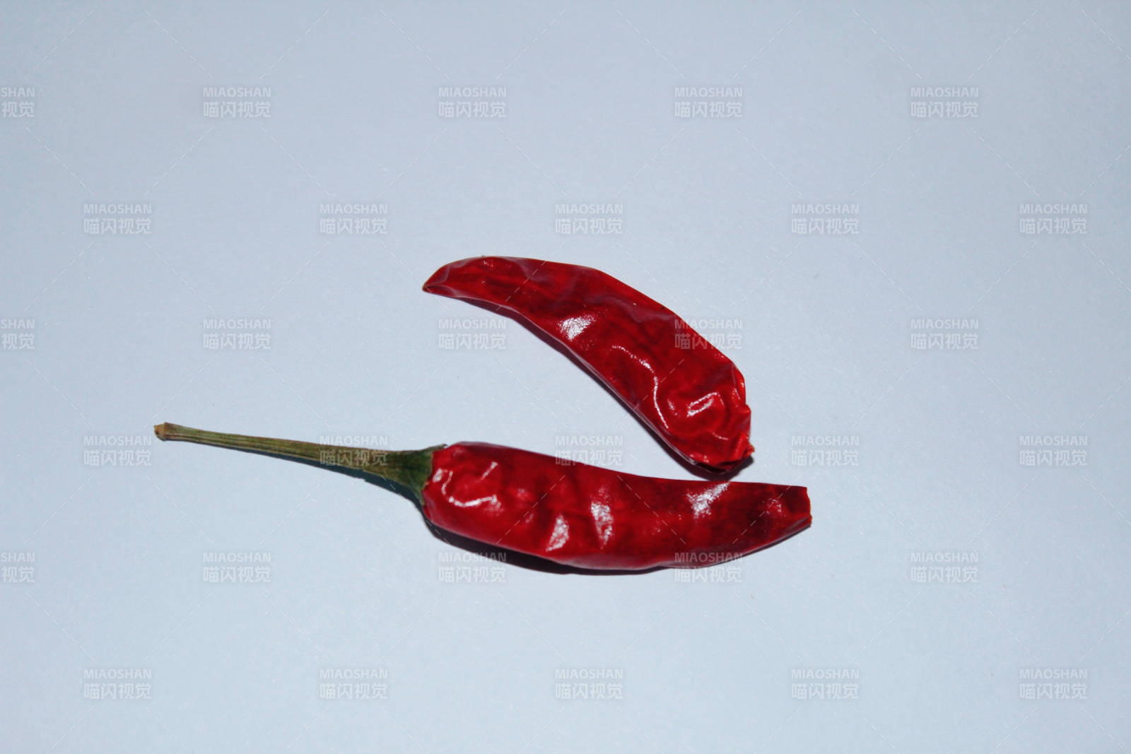 两颗红色干辣椒图片