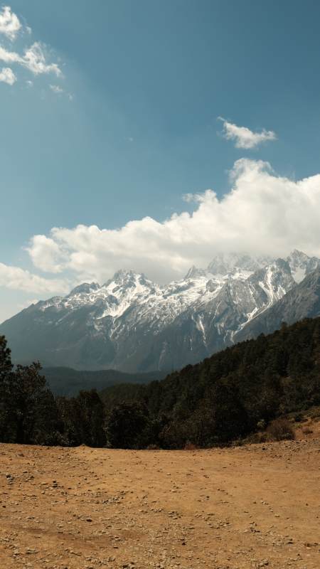雪山森林晴空万里图图片