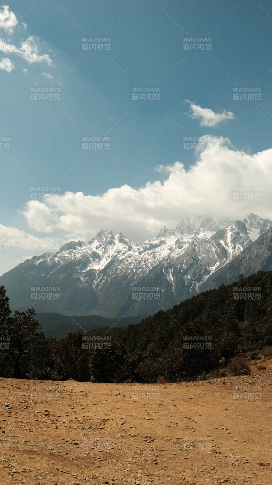 雪山森林晴空万里图图片