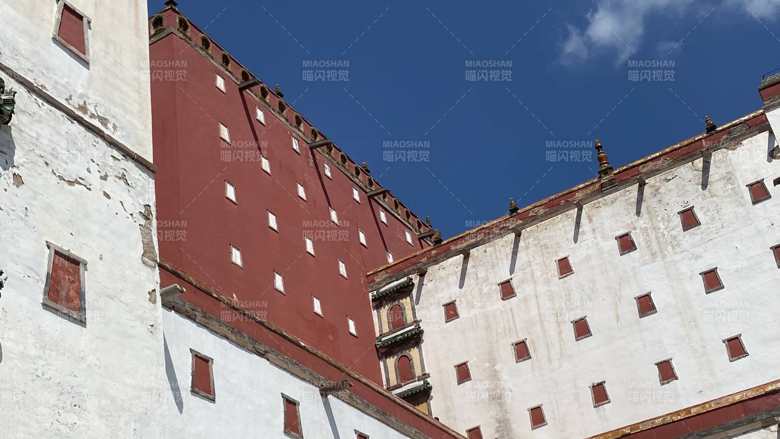 小布达拉宫的红白建筑细节图片
