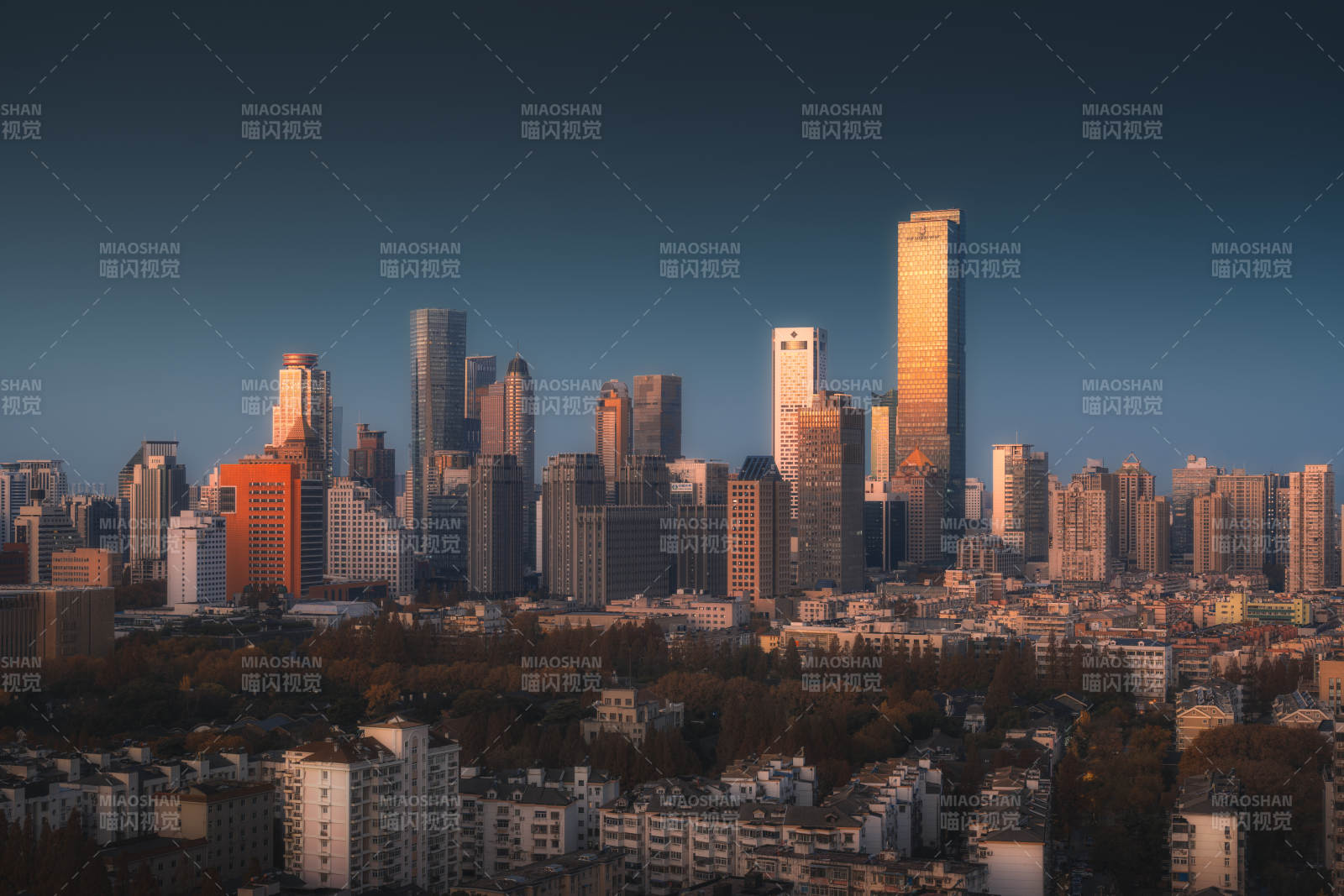 城市天际线黄昏时分图片