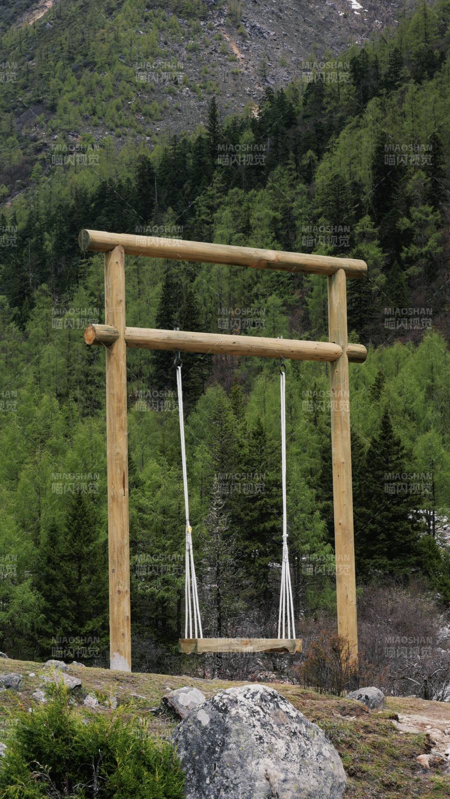 山间木制秋千静谧景致图片