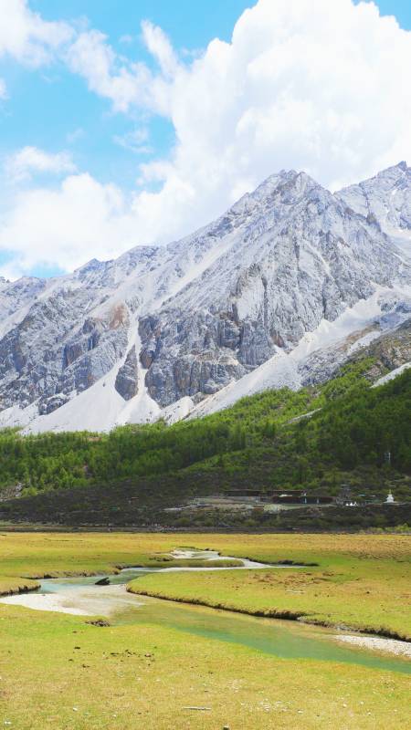 稻城亚丁雪山绿谷溪流蜿蜒图片