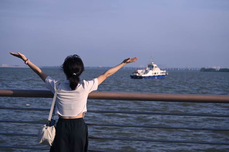 海边伸展 远眺船只图片