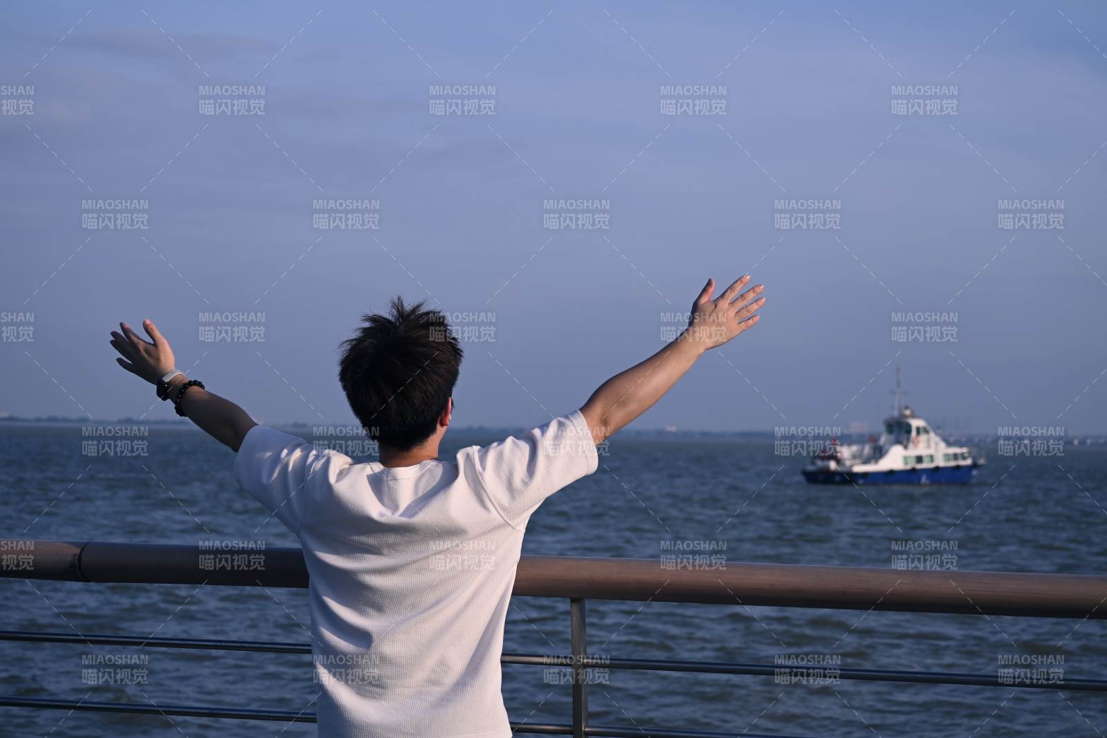 海边畅怀 远眺船只图片