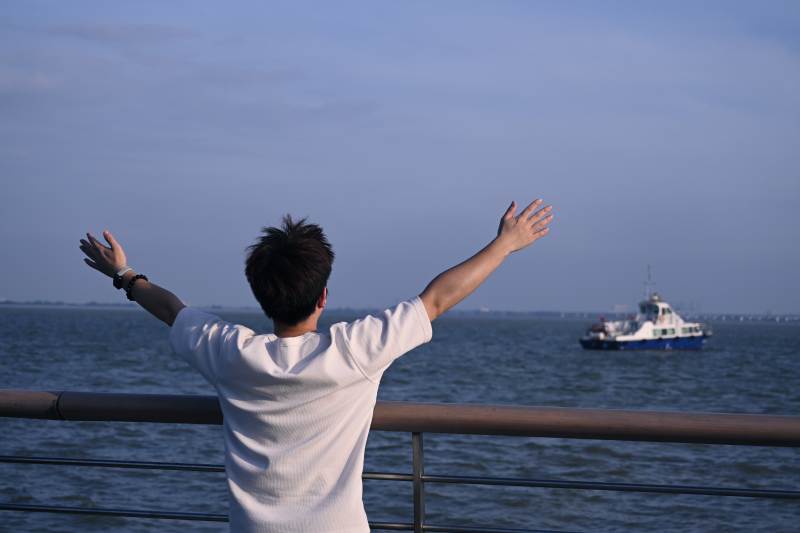 海边畅怀 远眺船只图片