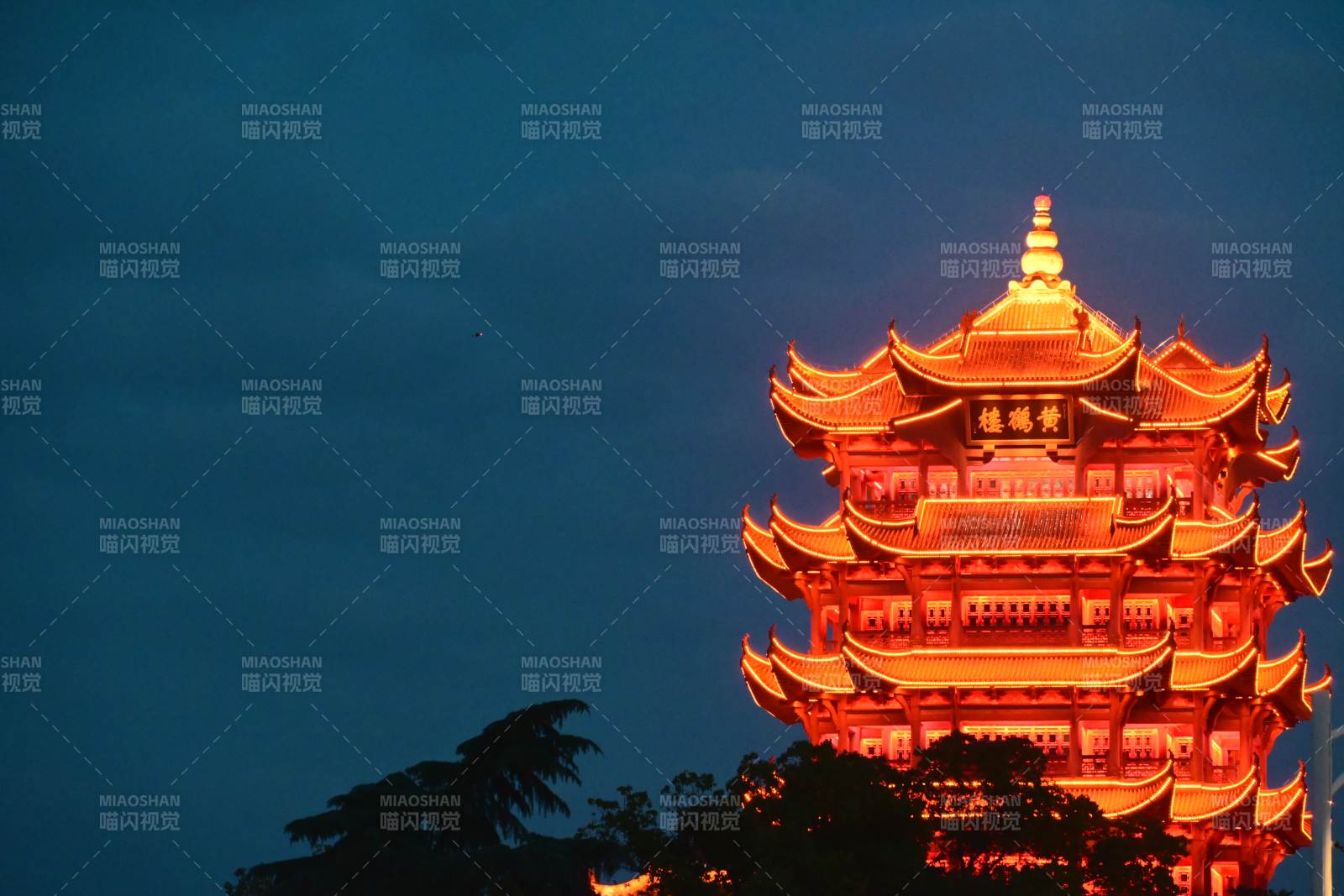 夜色中的黄鹤楼灯火辉煌图片