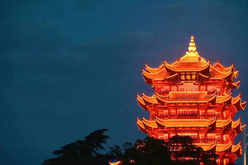 夜色中的黄鹤楼灯火辉煌图片