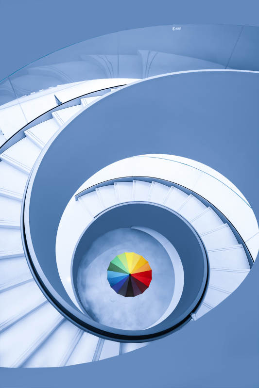 螺旋楼梯与彩虹中心图片