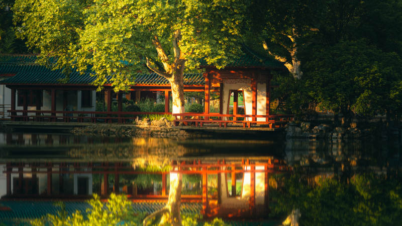 湖畔古亭映夕阳图片