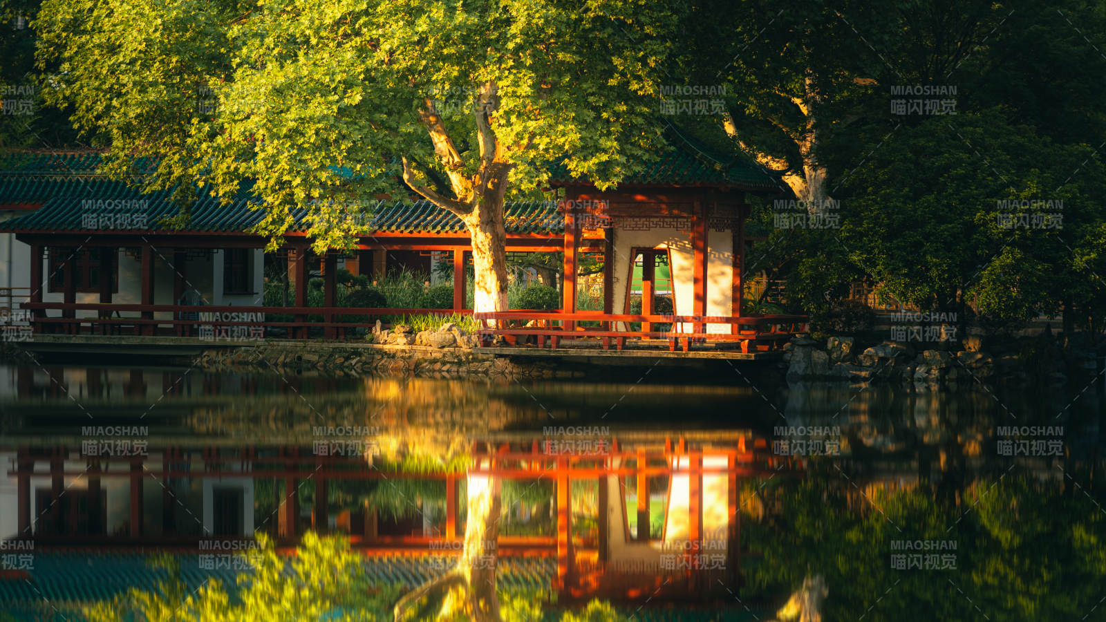 湖畔古亭映夕阳图片