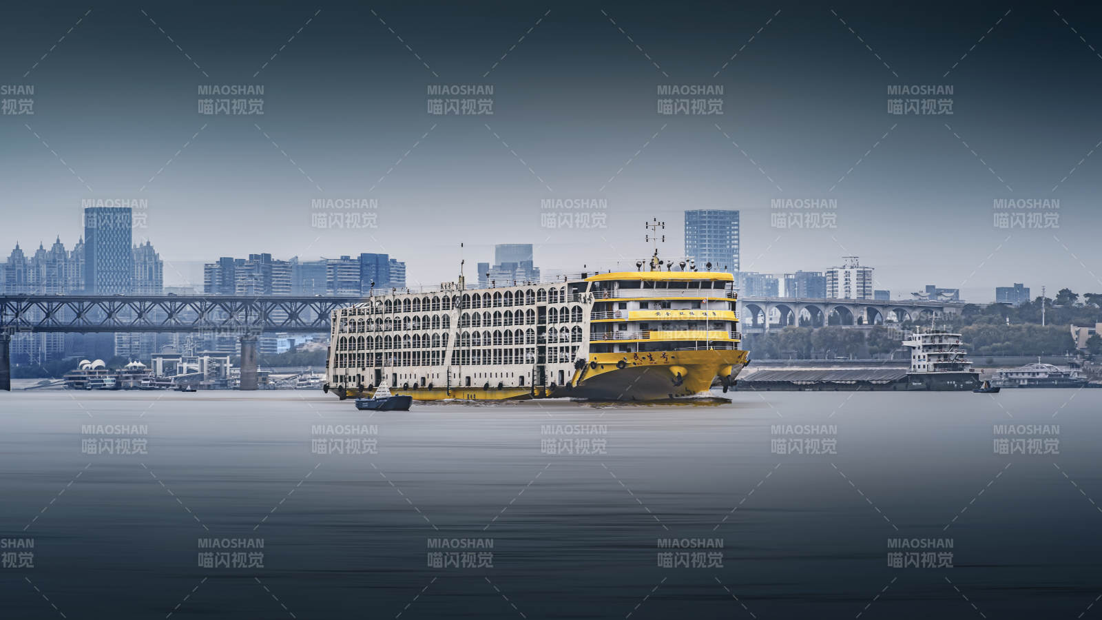 城市河畔的大型游轮图片