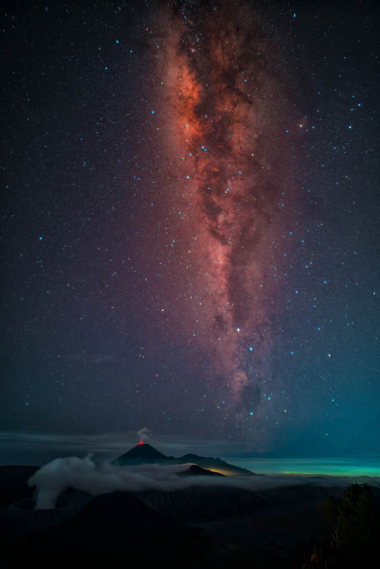星空下的火山奇景图片
