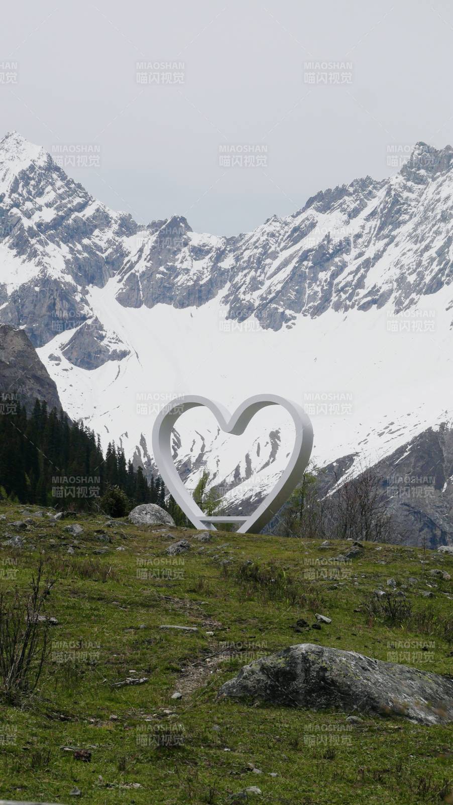 ［四姑娘山］雪山前的爱心雕塑图片