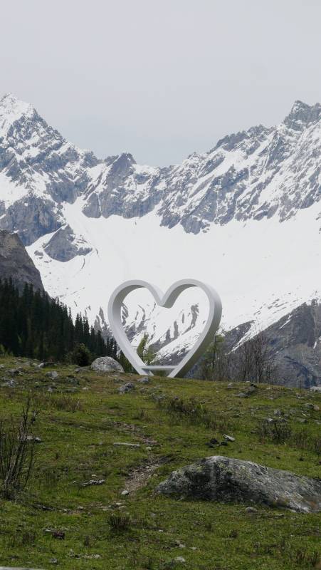 ［四姑娘山］雪山前的爱心雕塑图片