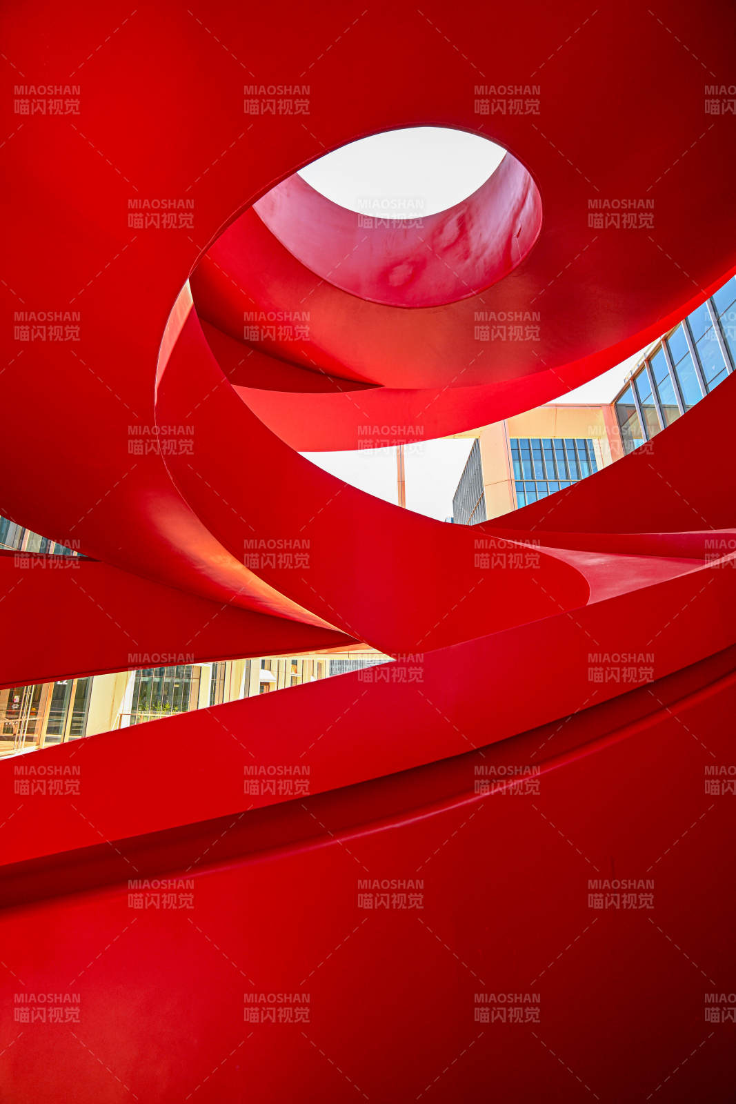 红色螺旋艺术装置图片