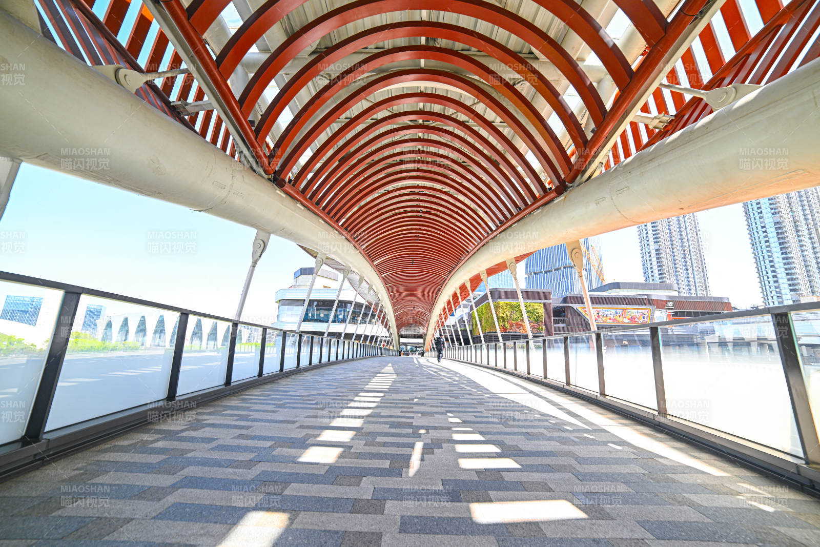 现代拱桥的光影之美图片