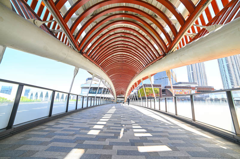 现代拱桥的光影之美图片