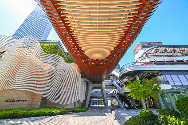 现代建筑与绿植相映成趣图片