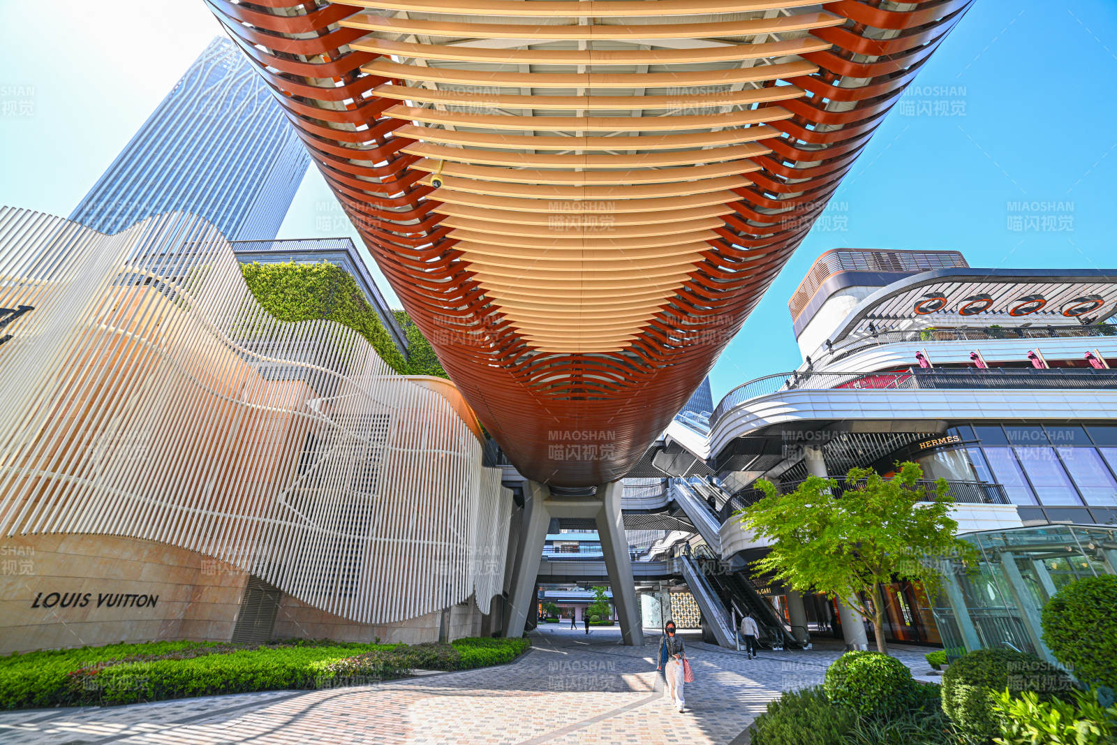 现代建筑与绿植相映成趣图片