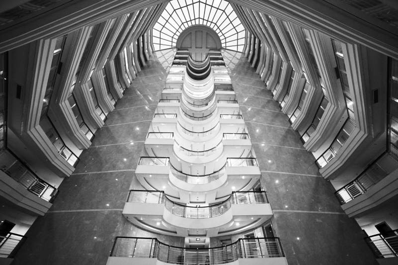 嘉汇国际广场A栋现代建筑的螺旋楼梯图片