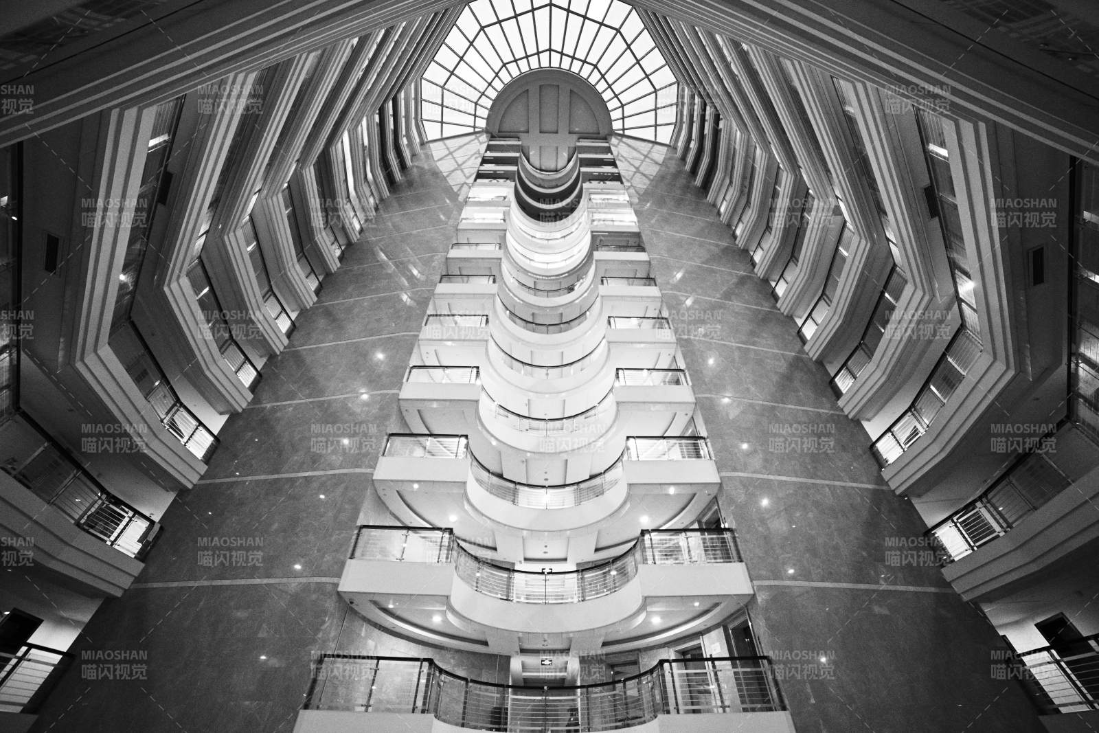 嘉汇国际广场A栋现代建筑的螺旋楼梯图片